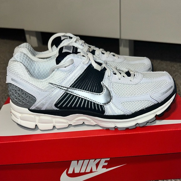BRAND NEW IN BOX Nike Vomero 5 Women's Sneakers - White, Silver, and Deep Blue - Picture 2 of 15